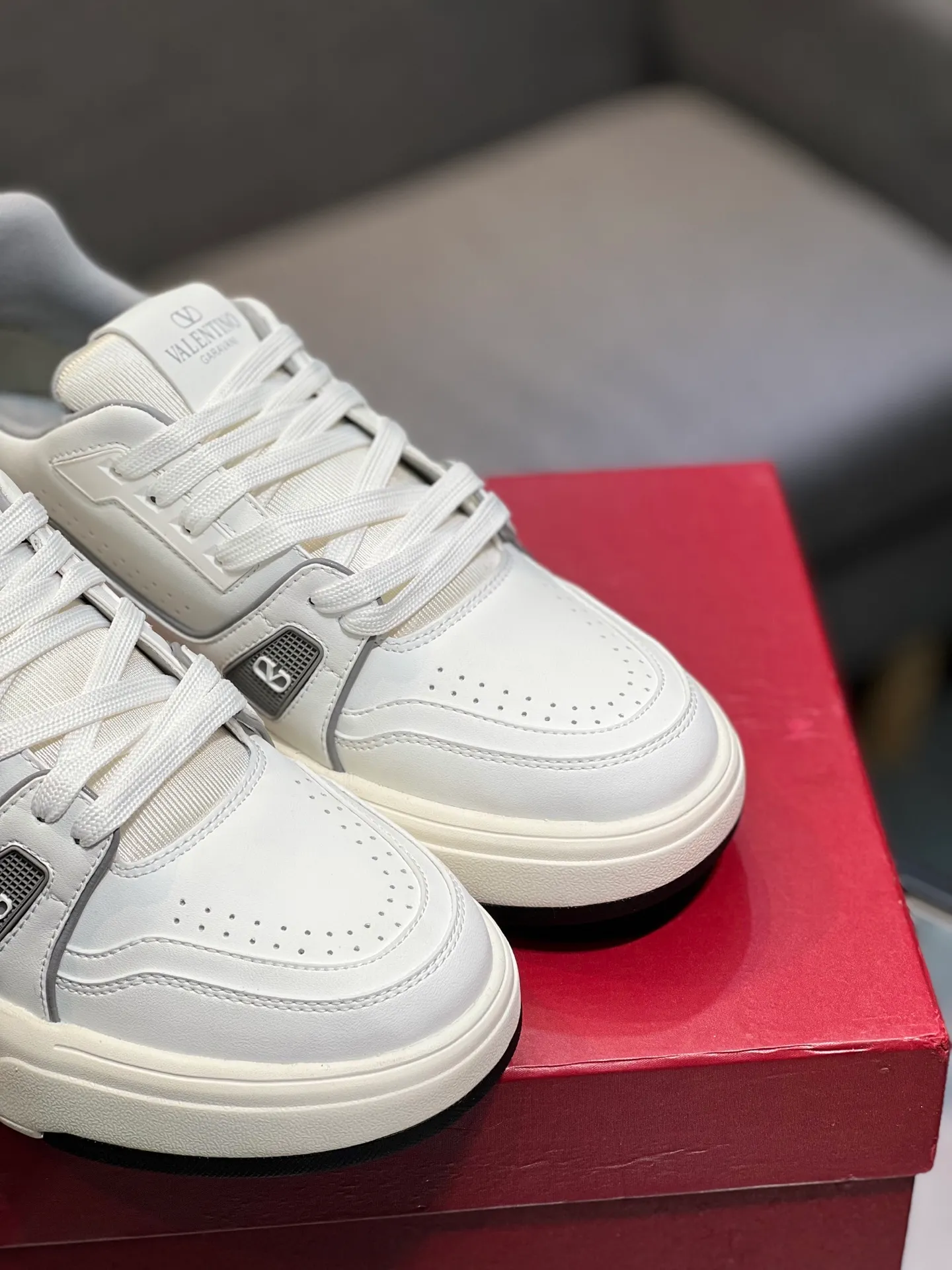 Men's men's shoes 💰660 𝑽𝒂𝒍𝒆𝒏𝒕𝒊𝒏𝒐 Valentino 𝑶𝒏𝒆𝑺𝒕𝒖𝒅 Couple's sneaker series Valentino 2025 latest couple's sneakers, celebrity style, hot sale. The original ZP was purchased and dismantled. Repeated pattern making and modification. I strive to restore the original version 1:1! Top luxury masterpiece, soft and comfortable, combining fashion and leisure, bringing excellent elegant texture and excellent on-foot comfort. Top purchase version upper: imported calfskin surface/original oil edge craftsmanship. Inner: water-dyed cowhide lining. Outsole: original development 𝐓𝐏𝐔 two-color combination outsole. Packaging: original configuration complete package. Code number: 35-44 yards. 34.45 can be customized. Can be customized (self-labeled-no label) order.